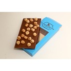 Tablette de chocolat au lait , tablette chocolat noir ou tablette au chocolat blanc avec ses noisette du piémont