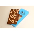 Tablette de chocolat au lait , tablette chocolat noir ou tablette au chocolat blanc avec ses amandes